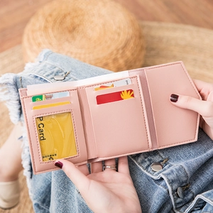 Petit portefeuille rose à trois volets en similicuir avec plusieurs fentes pour cartes