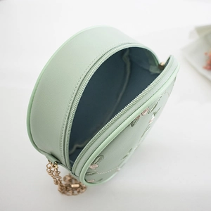 Borsa rotonda verde menta ricamata con fiori e tracolla a catena dorata elegante