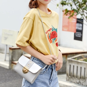 Sac bandoulière bicolore gris et blanc avec boucle dorée et fine bandoulière élégante