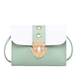Sac bandoulière bicolore vert menthe et blanc avec fermoir en métal et cuir grainé