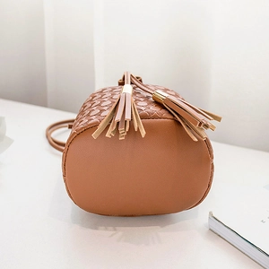 Sac seau marron avec gaufrage circulaire et détails de glands élégants au style rétro