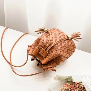 Sac seau gaufré caramel avec fermeture à cordon et pompons élégants en cuir