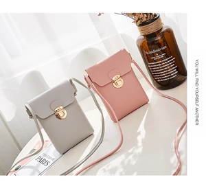 Détail de sacs verticaux pour téléphone portable gris et rose avec fermoirs dorés rétro