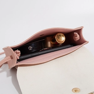 Rosa Mini-Umhängetasche innen mit Platz für Handy und Kosmetikartikel im Detail