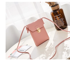 Détail d'un mini sac à bandoulière en similicuir rose avec fermoir en métal doré