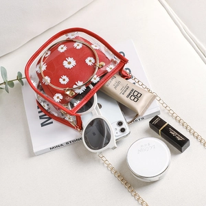 Sac bandoulière rouge transparent en PVC avec imprimé marguerite et chaîne dorée sur blanc