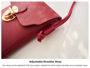 Détail du sac en cuir litchi bordeaux avec fermoir doré et bandoulière nouée réglable