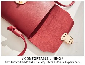 Détail du mini sac de téléphone en cuir PU rouge montrant la boucle métallique