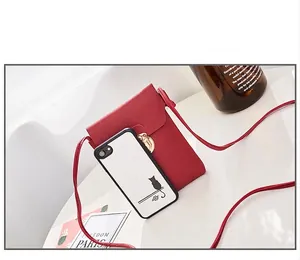 Comparaison détaillée du mini sac en cuir rouge avec un iPhone pour la taille du produit