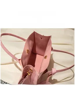 Détail de l'intérieur du sac à main rose brillant avec fermoir magnétique et sangle tissée
