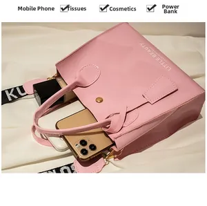 Mini sac rose brillant montrant le rangement intérieur pour portable et maquillage