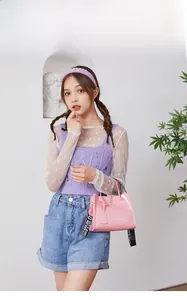 Sac seau en cuir verni rose avec lettrage Little Beauty et large bandoulière