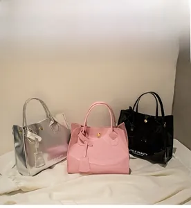 Sacs cabas en cuir verni brillant argent, rose et noir avec imprimé 'LITTLE BEAUTY'