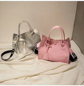 Détail de sacs Kelly élégants en argent et rose avec des bandoulières en jacquard