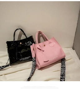Détail de sacs en cuir verni brillant avec sangle imprimée et fermoir magnétique