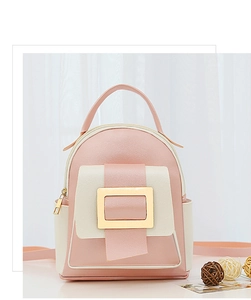 Détail du mini sac à dos contrasté rose et blanc avec boucle carrée en métal doré