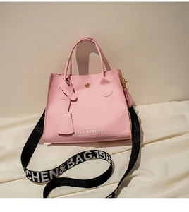 Sac rose en cuir verni brillant avec bandoulière imprimée et boucle métallique