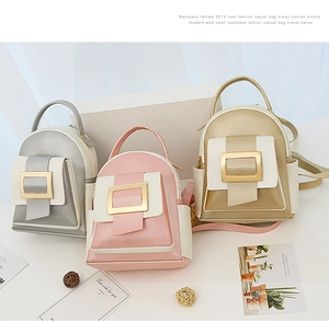 Trois mini sacs à dos en argent, rose et or avec détail de boucle métallique carrée