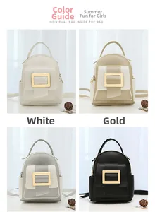 Vue détaillée de quatre sacs à dos de mode en blanc, or, argent et noir avec boucles en métal