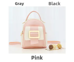 Détail d'un mini sac à dos bicolore rose et beige avec boucle dorée et cuir PU élégant