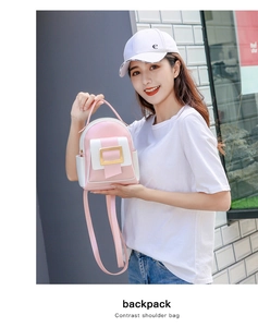 Détail du mini sac à dos bicolore rose et blanc avec boucle carrée dorée élégante