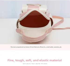Mini sac à dos rose et beige montrant l'ouverture zippée et le compartiment principal