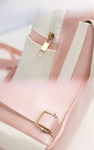 Détails de la fermeture éclair en métal doré et boucle réglable sur sac à dos en PU rose
