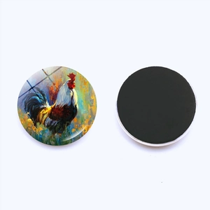 Vista frontal y trasera del imán de nevera de cristal de 25mm con diseño de gallo pintado