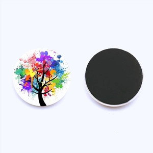 Detalle de imán de cristal de 25mm con diseño de árbol colorido y reverso magnético