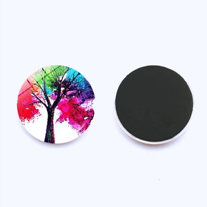 Detalle del patrón colorido del árbol de la vida y la base magnética negra redonda en fondo blanco