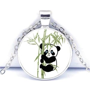 Vue détaillée du pendentif panda en argent avec une finition en dôme de verre
