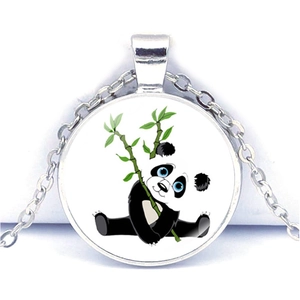 Détail du pendentif rond en verre représentant un panda mignon tenant du bambou
