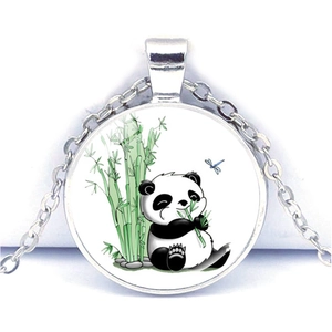 Détail du pendentif panda en argent avec cabochon en verre et motif de panda mignon