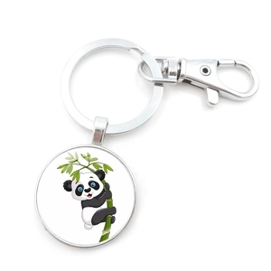 Dettaglio del portachiavi panda in argento con panda rampicante e chiusura a moschettone