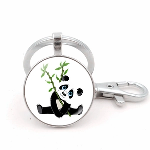 Dettaglio portachiavi a forma di panda in metallo con ciondolo rotondo e chiusura a moschettone