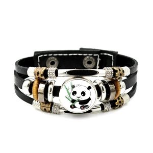 Detail eines mehrlagigen schwarzen Lederarmbands mit einem Panda-Glashänger