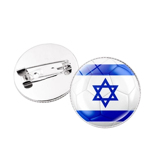 Détail d'un pin's rond drapeau d'Israël avec dôme brillant et attache de sécurité au dos