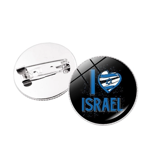 Détail du badge rond drapeau Israël avec motif cœur bleu et épingle en métal au dos