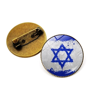 Détail macro de la broche drapeau Israël avec base en bronze et épingle de sécurité