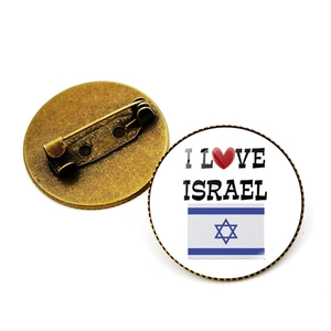 Vue détaillée avant et arrière d'une broche drapeau Israël en bronze avec coeur