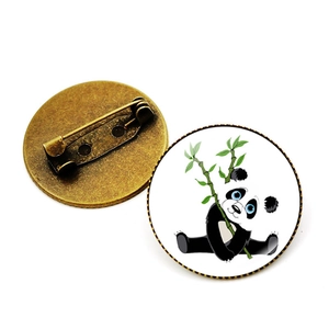 Detailansicht der Vorder- und Rückseite einer runden Panda-Anstecknadel aus Metall