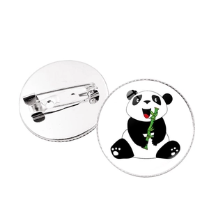 Makro-Detail der Panda-Metallbrosche mit Bambus-Design und Sicherheitsnadel-Rückseite