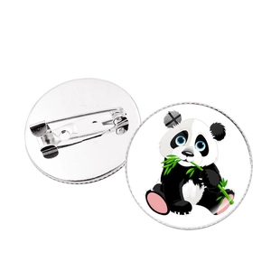 Vorder- und Rückseite eines runden Panda- und Bambus-Metall-Ansteckers mit Nadel