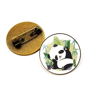 Panda und Bambusblatt Emaille Brosche mit sicherem Metallstift auf weißem Hintergrund