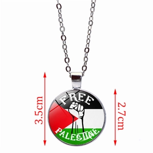 Collana bandiera Free Palestine con emblema a pugno su ciondolo in metallo argento