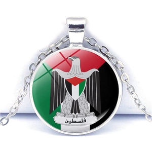 Dettaglio del ciondolo stemma della Palestina con cupola in vetro e catena argento