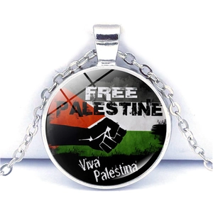 Dettaglio della collana bandiera Palestina con pendente a cupola in vetro su catena