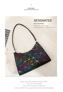 Detail eines farbenfrohen geometrischen Musters auf einer schwarzen Schultertasche