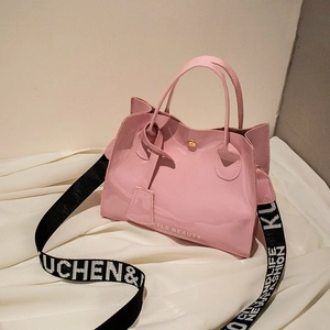 Sac seau en cuir verni rose avec lettrage et large bandoulière en tissu tendance