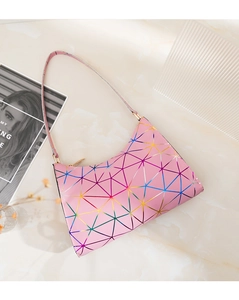 Detailansicht der pinkfarbenen geometrischen Mosaik-Tasche mit irisierendem Farbverlauf